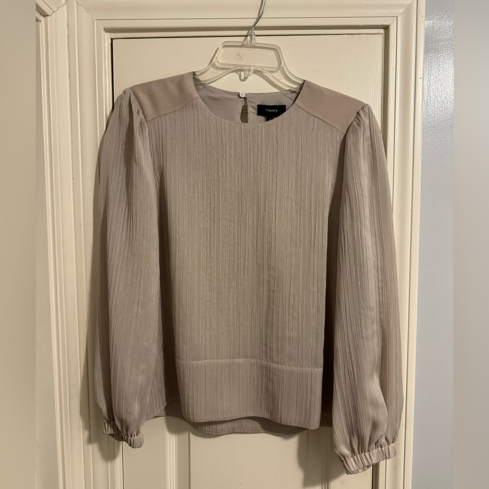 THEORY Simple Swing Top in Soft Silver Plisse. Size Small